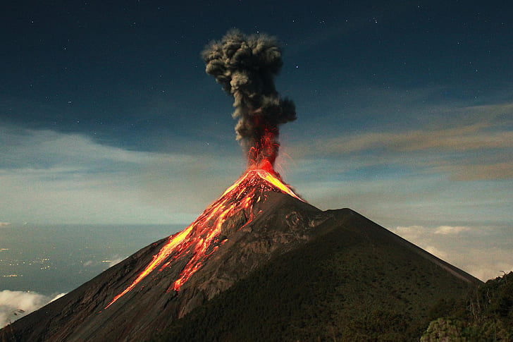 Volcan de Fuego haciendo erupción